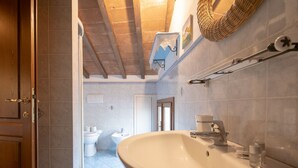 A bathroom with a large sink, a toilet, and a bidet. - San Frediano House, beautiful apartment in Via Romana by Mmega (Firenze)