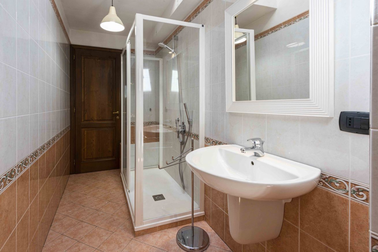 Bathtub, hair dryer, bidet, towels