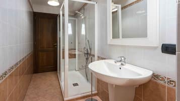 Bathtub, hair dryer, bidet, towels