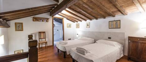 3 dormitoris, planxa i posts de planxar, wifi i roba de llit