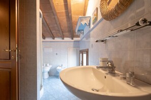 Badewanne, Haartrockner, Bidet, Handtücher