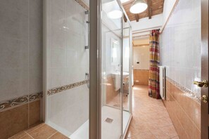 Baignoire, sèche-cheveux, bidet, serviettes fournies