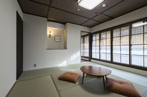 Caja fuerte, escritorio, cortinas opacas y wifi gratis