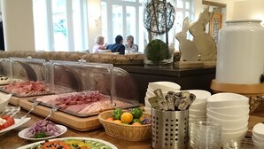 A buffet setup with various food items, including sliced meats, salads, and beverages. - Das Gästehaus in Valwig (Valwig)
