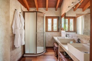 Shower, hair dryer, bidet, towels