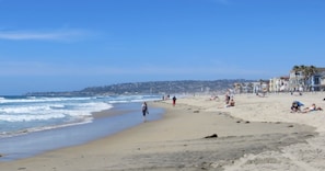 Beach nearby, sun loungers, beach towels