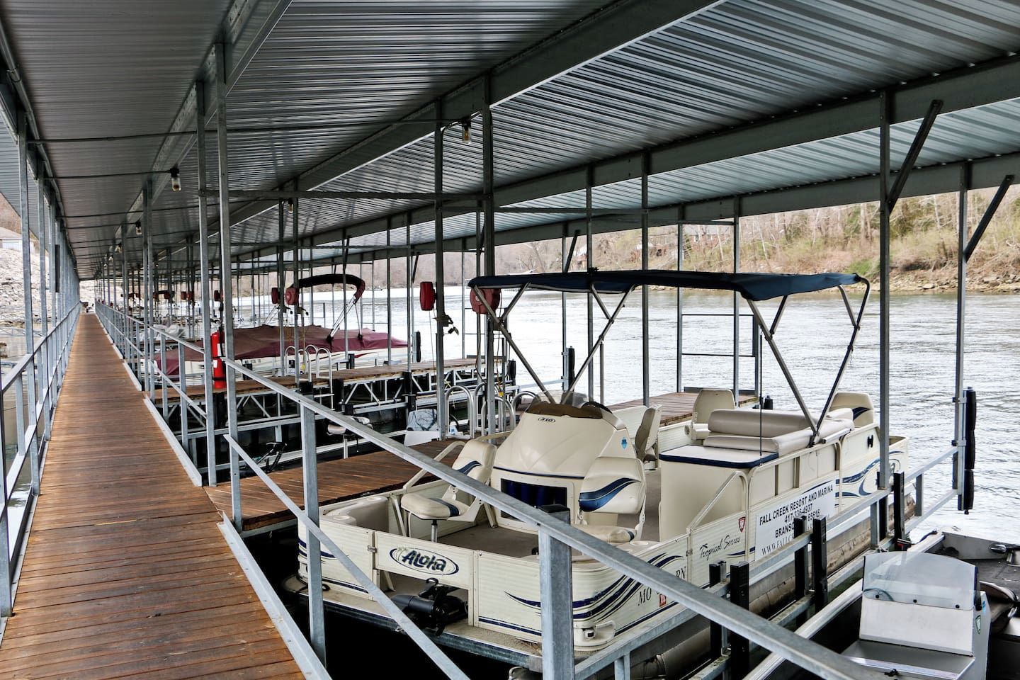Un muelle cubierto con barcos y un pasillo de madera.
