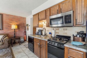 冰箱、微波炉、烤箱、炉灶