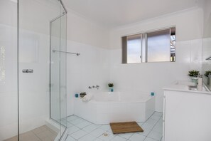 Een bad, een haardroger, handdoeken, toiletpapier