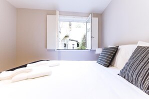 2 makuuhuonetta, tallelokero huoneessa, silitysrauta/-lauta