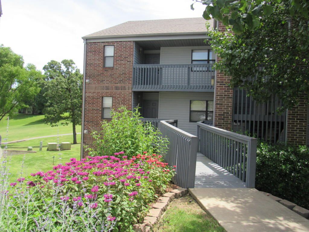 SENIORS LOVE THIS WALK-IN! WALK IN SHOWER  KING BEDS  RECLINERS TALL TOILETS 