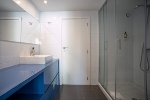 Dusche, Haartrockner, Handtücher