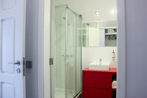 Dusche, Haartrockner, Handtücher