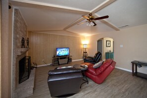 Smart TV, fireplace, books - Entire house with private patio, fenced in yard and two car garage in quiet area (Farmers Branch)