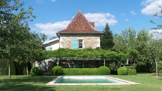 A stone house with a tiled roof, a swimming pool, and well-maintained hedges. - 18th C House, Own Pool, Mountain, River Views, peaceful and private. (Pyrenees Atlantiques, Pays Basque)