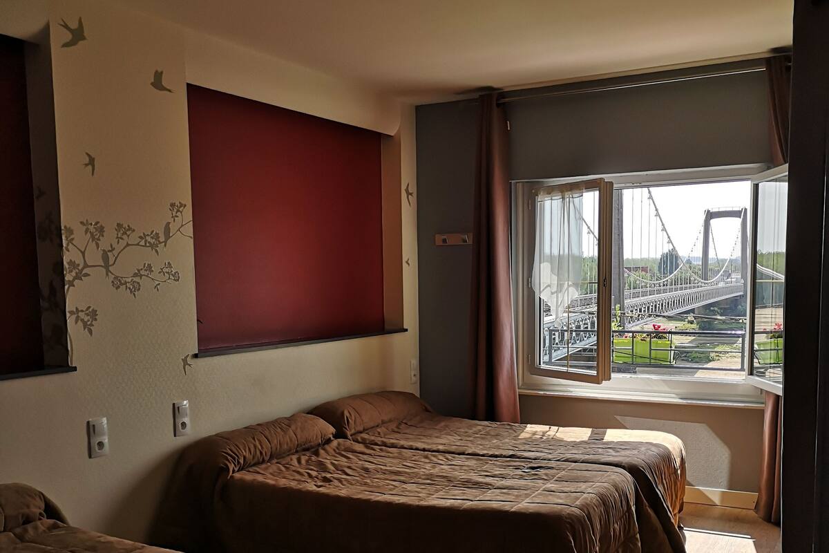 Habitación cuádruple | Decoración personalizada, muebles diferentes y cortinas blackout