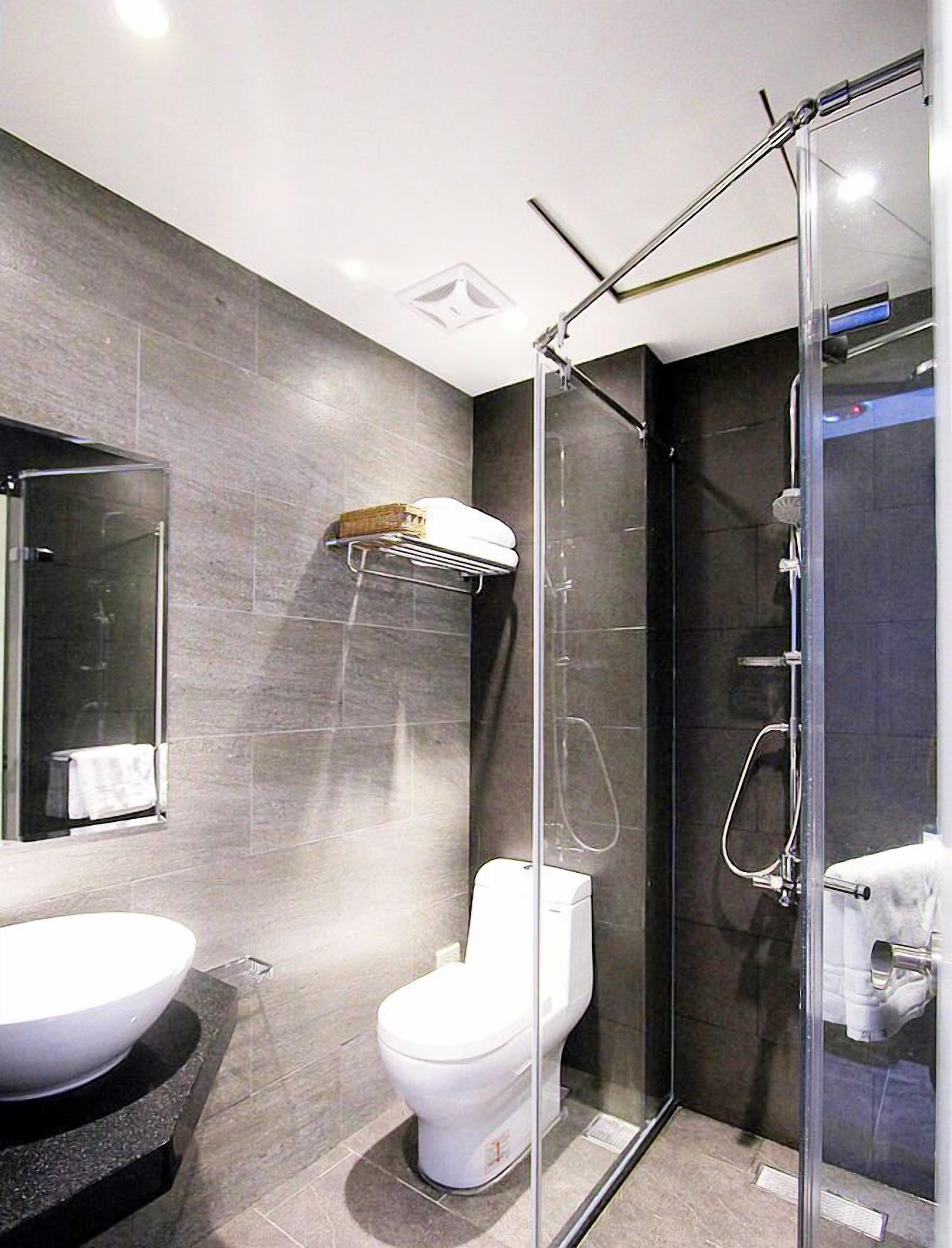 Ducha, secador de pelo, pantuflas, toallas