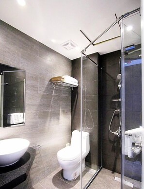 Standard Δίκλινο Δωμάτιο (Double), 1 Queen Κρεβάτι | Μπάνιο | Ντουζιέρα, πιστολάκι μαλλιών, παντόφλες, πετσέτες