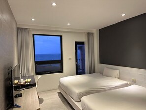 Elite Quadruple Room | Blackout drapes, free WiFi, bed sheets - Guesthouse Ocean View (Shoufeng)