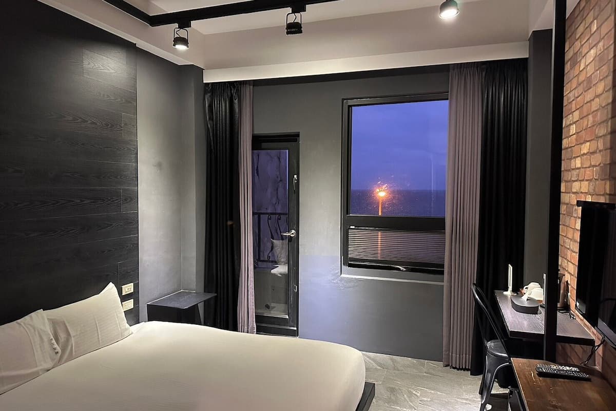 Elite Double Room | Blackout drapes, free WiFi, bed sheets