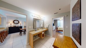 2 slaapkamers, een strijkplank/strijkijzer, gratis wifi, beddengoed