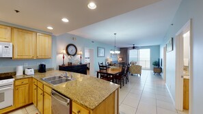 冷蔵庫、電子レンジ、オーブン、コンロ