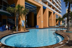 Een buitenzwembad, een verwarmd zwembad