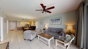 Een televisie, videogames, een dvd-speler en tafelvoetbal