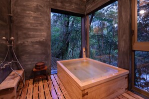 별도의 욕조 및 샤워 시설, 광천수 욕조, 무료 세면용품, 헤어드라이어