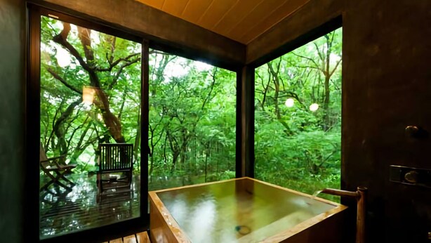 A wooden hot tub with a glass enclosure, a wooden deck, and a bench. - Hanarenoyado Sennomori (Aso)
