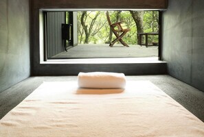 ห้องเอ็กเซกคิวทีฟ (Annex with Stone Sauna) | สิ่งอำนวยความสะดวกในห้องน้ำ | อ่างอาบน้ำและฝักบัวแยกจากกัน, อ่างแช่น้ำพุร้อน, ของใช้ในห้องน้ำฟรี