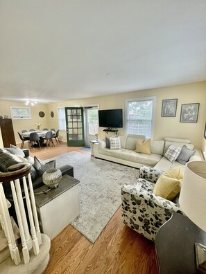 TV connectée, lecteur de DVD, livres, vidéothèque