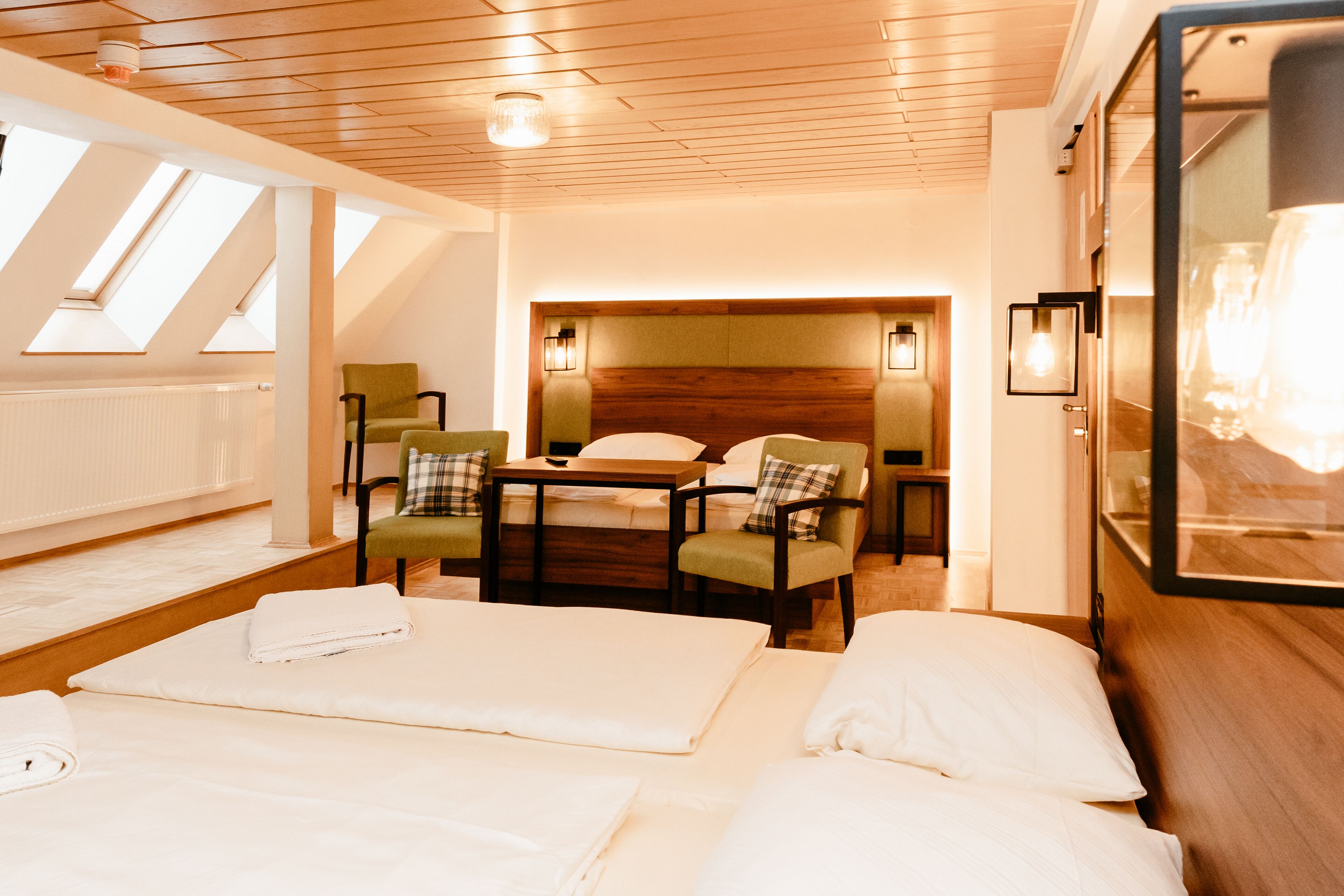 بديكورات فريدة لكل غرفة وطراز فريد لكل وحدة وستائر تعتيم