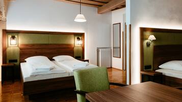 Comfort Quadruple Room, Multiple Beds | Individually decorated, individually furnished, blackout drapes