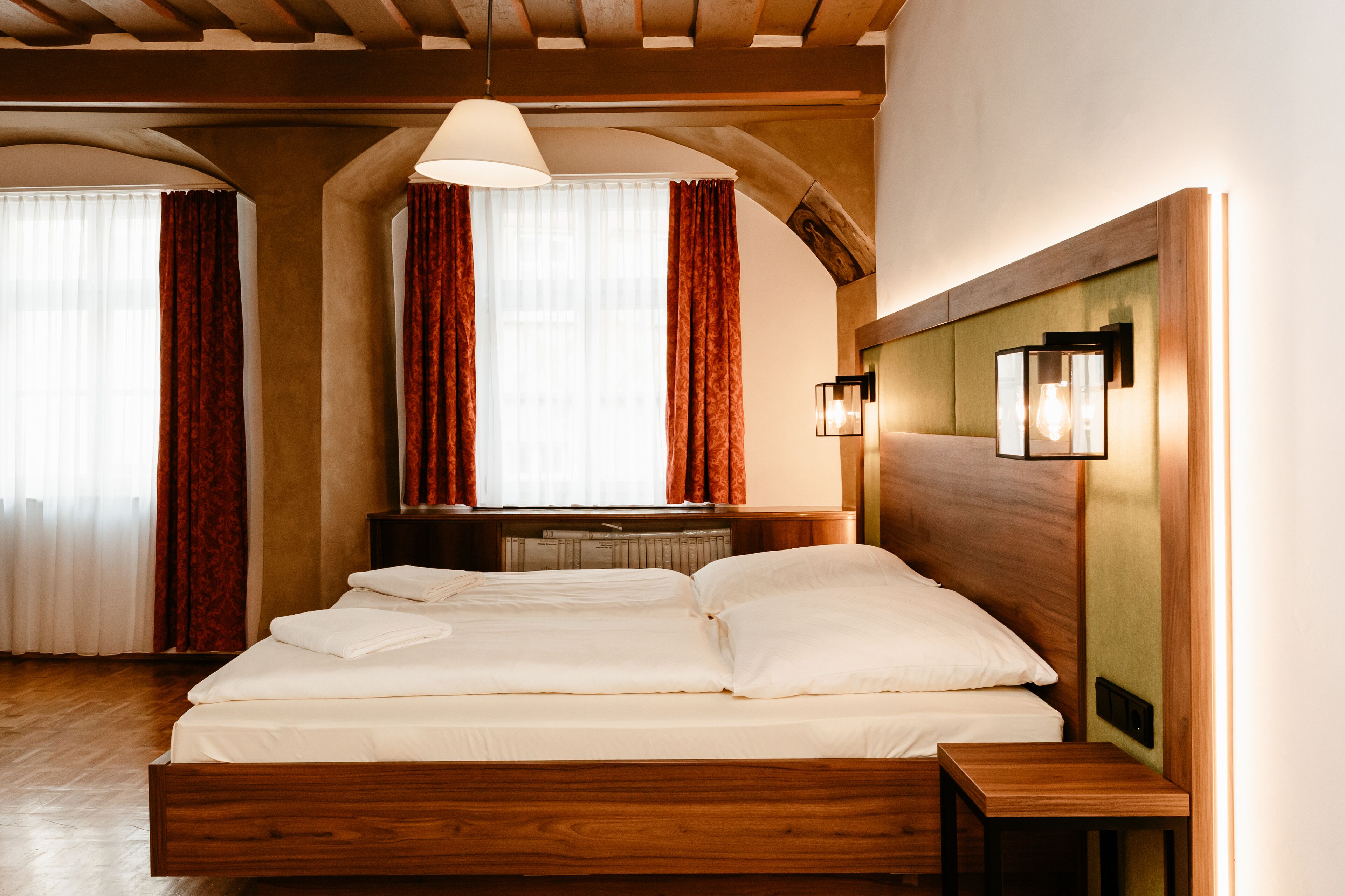 Comfort fyrbäddsrum - flera sängar | Individuell inredning, unika möbler och mörkläggningsgardiner