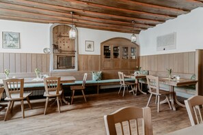Breakfast, lunch, dinner served; German cuisine  - Hotel-Gasthof Goldener Greifen (Rothenburg ob der Tauber)