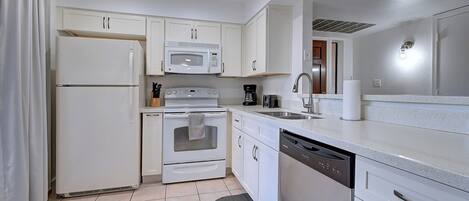 Kylskåp, mikrovågsugn, ugn och spishäll