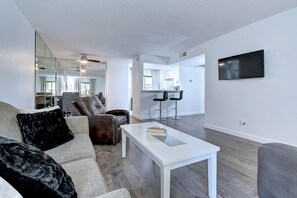 Smart TV, Netflix, streaming services - Modern Oasis North Scottsdale Heated Pool Parking AC Great Rates!  (Scottsdale)