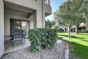 Outdoor dining - Modern Oasis North Scottsdale Heated Pool Parking AC Great Rates!  (Scottsdale)