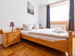1 dormitorio, caja fuerte, escritorio y tabla de planchar con plancha