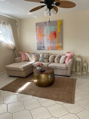 Flat-screen TV, DVD player - North Naples House Salt Water Pool Minutes To Vanderbilt Beach (Naples)