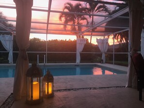 Piscine chauffée, chaises longues