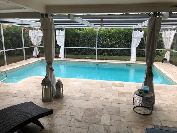 A heated pool, sun loungers - North Naples House Salt Water Pool Minutes To Vanderbilt Beach (Naples)