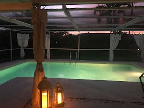 Piscine chauffée, chaises longues