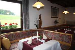 Se sirven cenas y cocina regional 