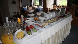 A buffet table with various food items and beverages. - Landhaus Seehof (Fuessen)