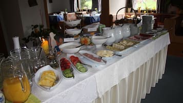Free daily buffet breakfast