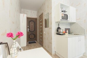 1 bedroom, premium bedding, desk, soundproofing