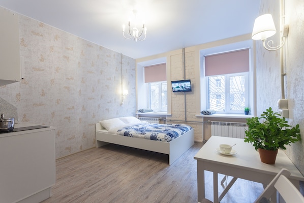 1 bedroom, premium bedding, desk, soundproofing