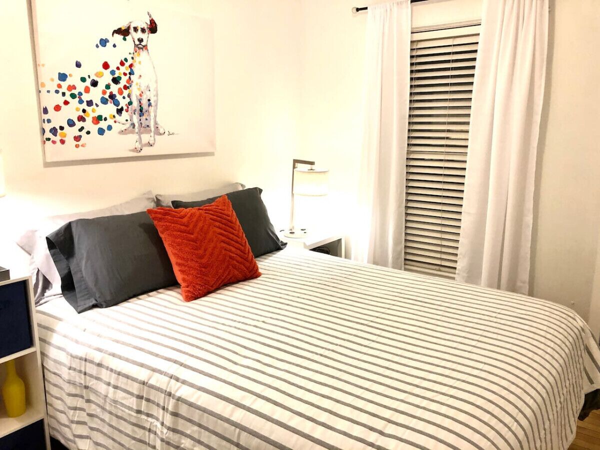 3 habitaciones, tabla de planchar con plancha, wifi y ropa de cama 